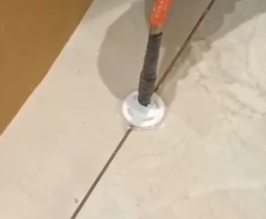 犍为瓷砖空鼓维修公司专业解答瓷砖在铺贴过程中，如果没有涂抹均匀到位的粘结材料（如水泥砂浆或瓷砖胶），可能会导致以下问题