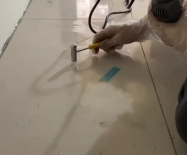犍为瓷砖开裂维修公司专业分享瓷砖在铺贴前如果没有沥干水分，将会导致以下问题